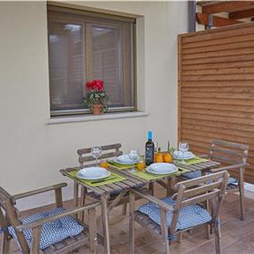 2 bedroom seaside apartments with shared pool, sleeps 4-5